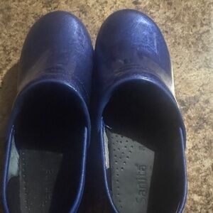 Women 8.5 blue crocks